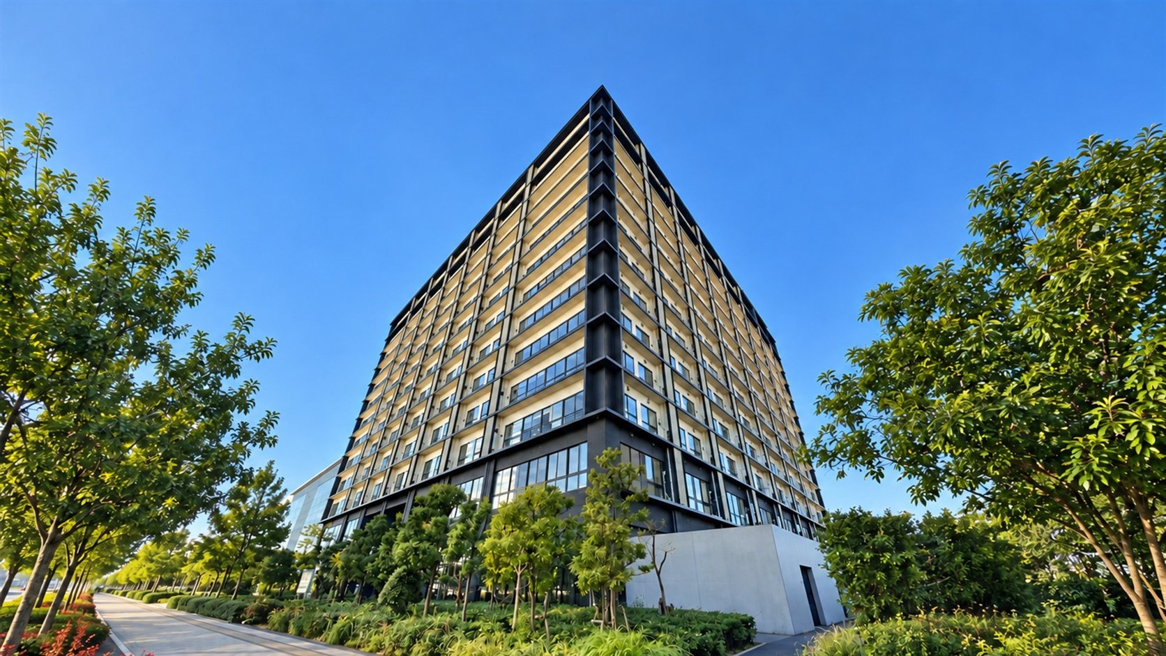 全日本執事協会本部への来訪案内に用いる、青海周辺を想起させる現代的なオフィス外観イメージ