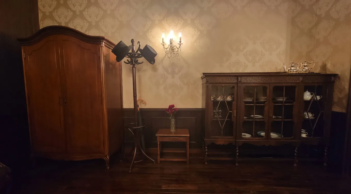 Materials and furnishings that tell the association's history and the lineage of butler culture since its founding