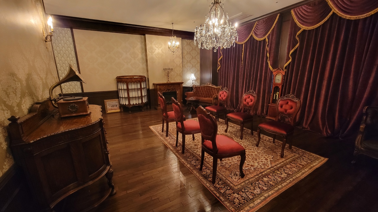 A butler attending to guests from overseas, a setting that cultivates international sensibility
