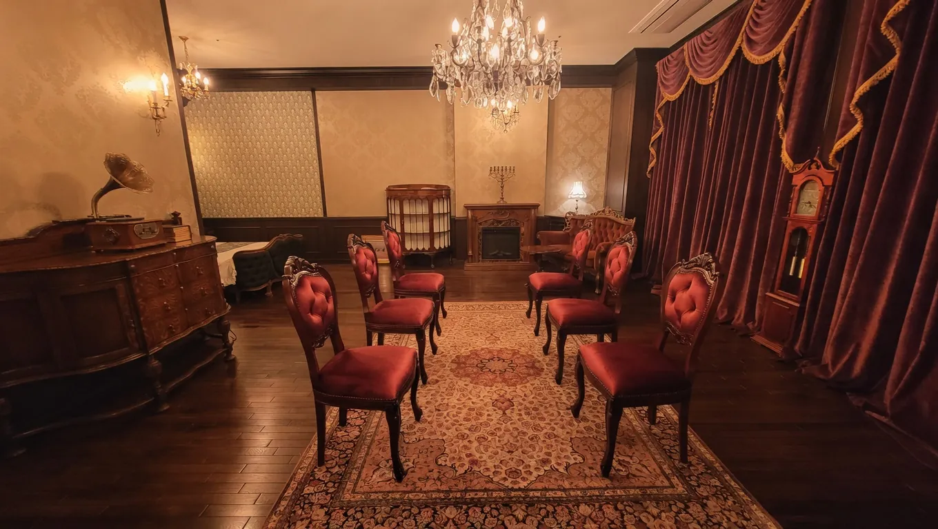 Japan Butler Association headquarters, a reception space surrounded by antique furnishings