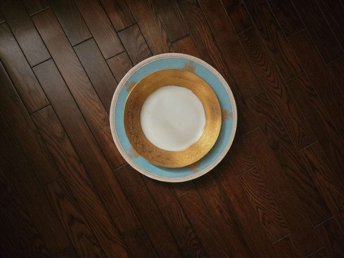 Gold-leaf Western tableware for teaching table manners