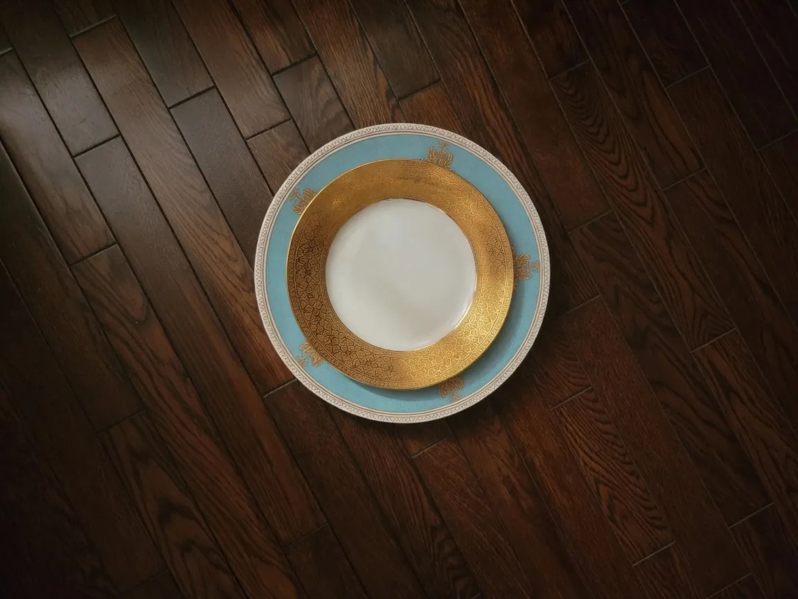金彩の洋食器。テーブル作法教育の教材イメージ