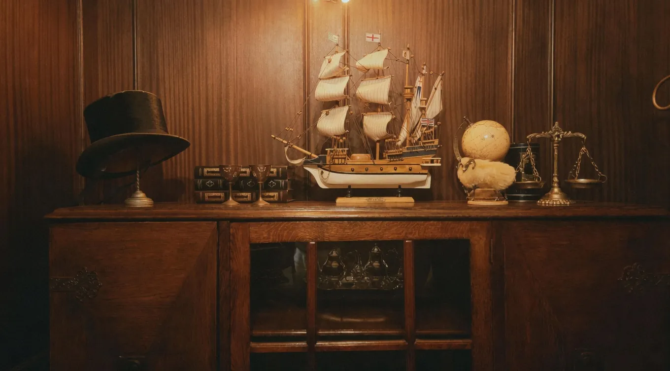 山高帽と帆船模型の飾り棚