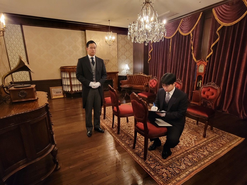 執事研修で講師と受講者が所作を確認する様子。技術と精神を養う人材育成の現場
