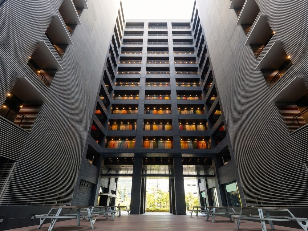 本校が入る建物の吹き抜け
