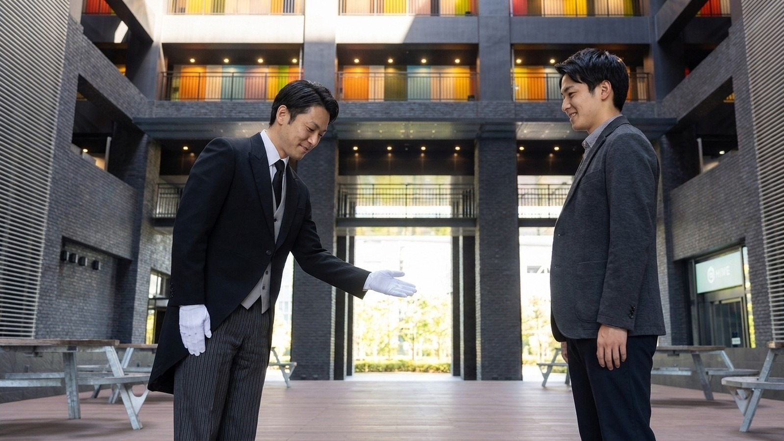 校舎の広場で受講希望者を迎える執事